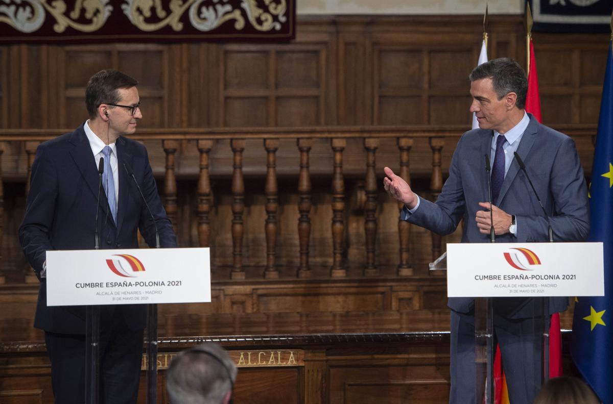 El presidente del Gobierno, Pedro Sánchez, con el primer ministro polaco, Mateusz Morawiecki, durante su comparecencia ante los medios al término de la XIII Cumbre Hispano-Polaca, este 31 de mayo en Alcalá de Henares (Madrid). 
