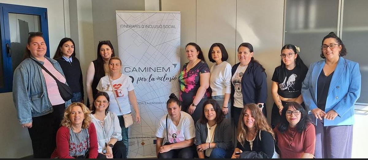 La concejala, con participantes en el proyecto.