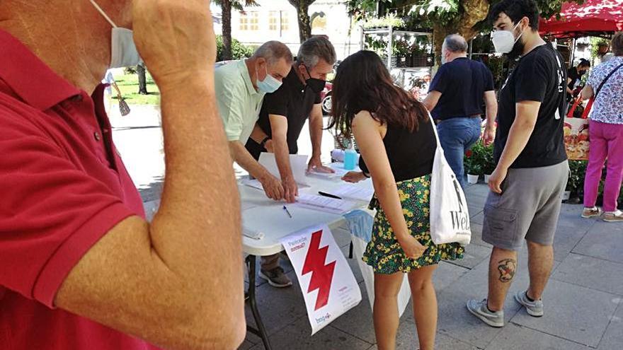 El BNG recoge firmas en Cangas contra la subida de la luz