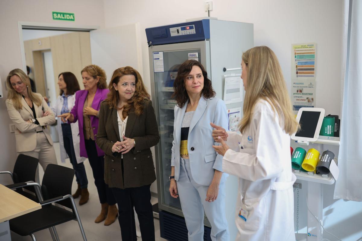 La presidenta de la Comunidad de Madrid, Isabel Díaz Ayuso (c), durante una visita al nuevo Centro de Salud de Atención Primaria Parla Este y Centro de Salud Mental