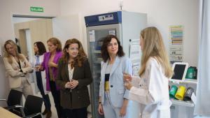 La presidenta de la Comunidad de Madrid, Isabel Díaz Ayuso (c), durante una visita al nuevo Centro de Salud de Atención Primaria Parla Este y Centro de Salud Mental