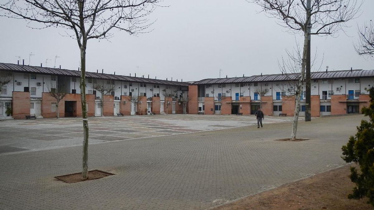 Plaza Quinto Centenario de Zafra en la que se ubica el domicilio en el que hallaron el cadáver de un hombre con un cuchillo en el abdomen.
