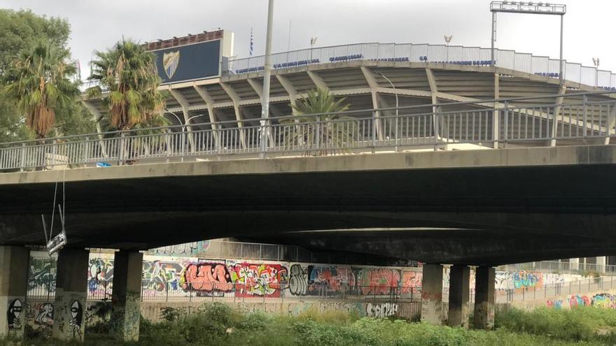 La placa de la rotonda de Al-Thani colgando del puente junto a la Rosaleda.