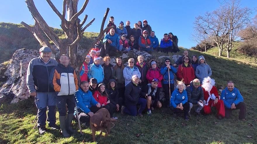 El grupo, ante el belén de cumbres.