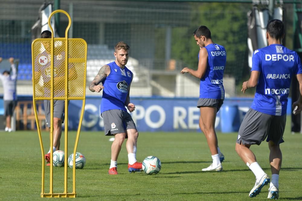 La plantilla blanquiazul vuelve a ejercitarse en las instalaciones de Abegondo en la que es la penúltima sesión de trabajo antes de su estreno en la competición oficial.