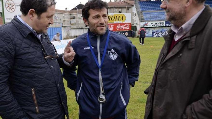 Alejandro Estévez, Luisito y José Ramón Fernández Morgade conversan sobre el césped del estadio de O Couto. // Brais Lorenzo