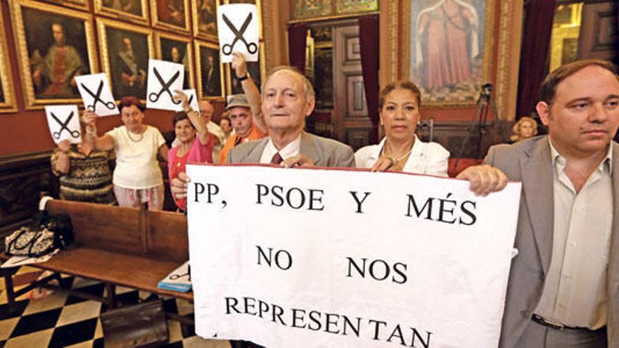 Un grupo de ciudadanos protestó por los recortes en las intervenciones de las entidades.