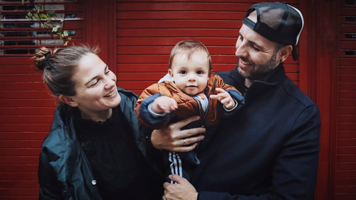 Alex Lores con Laura y el pequeño hijo de ambos, León.