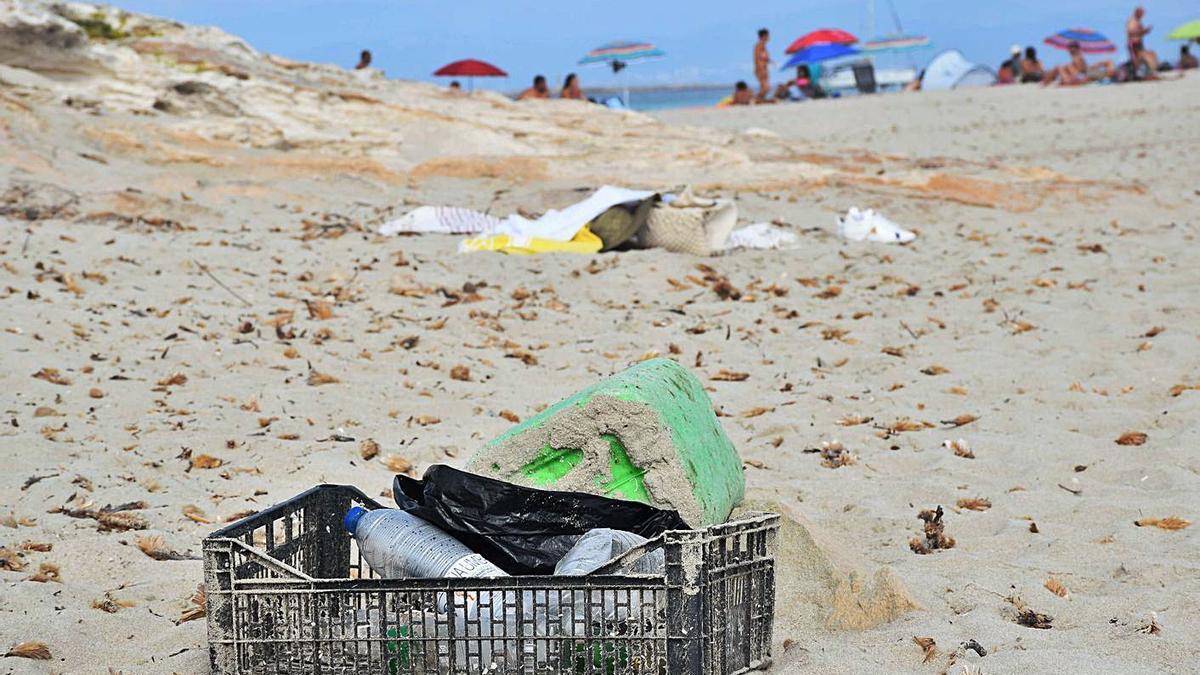 Residuos plásticos de todo tipo en una playa de Formentera, el verano pasado.