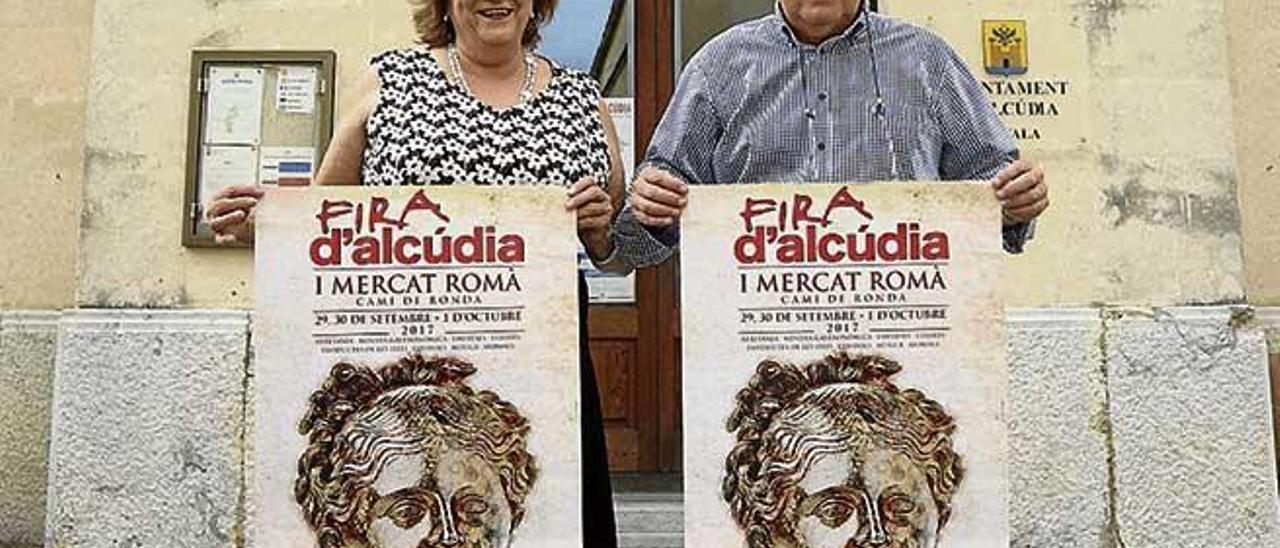 El alcalde y la concejal de ferias presentando ayer el cartel.