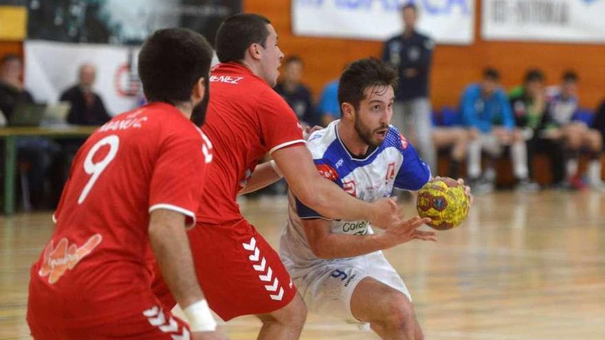 Andrés Sánchez trata de fajarse de un jugador de Alcobendas. // Gustavo Santos