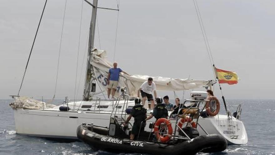 La Guardia Civil del Mar inspecciona un velero en València.