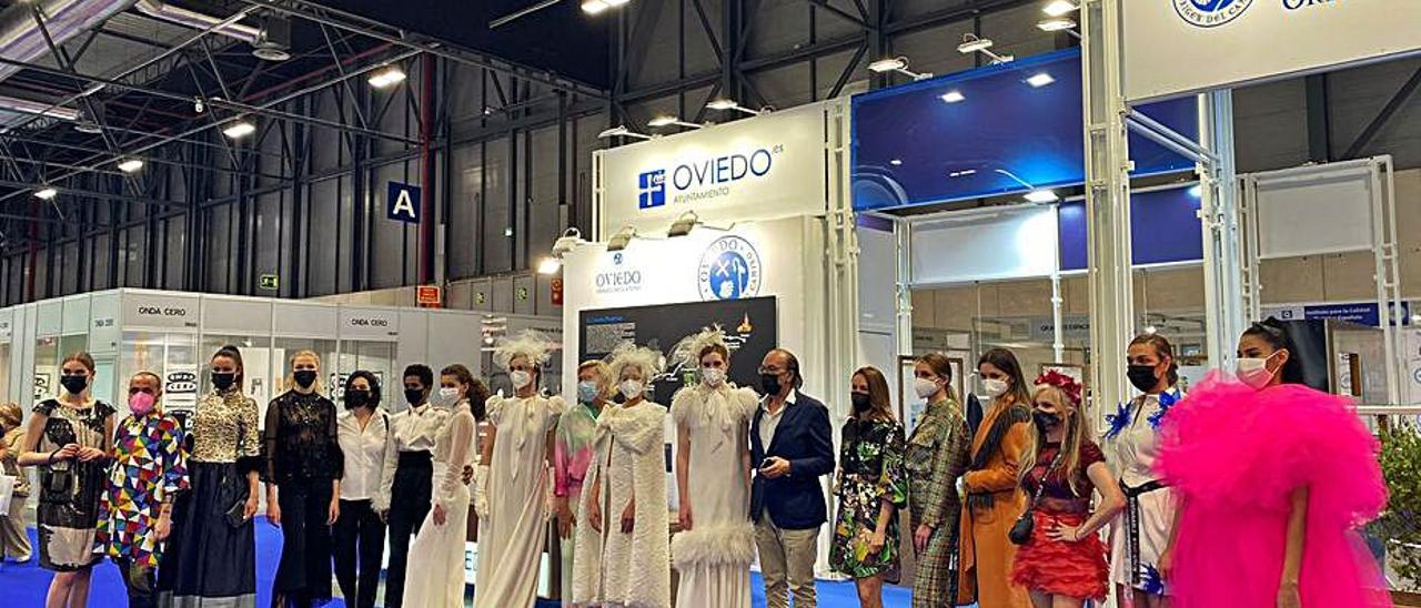 Modelos y diseñadores, durante la presentación de Pasarela Campoamor en el stand ovetense de Fitur. | LNE