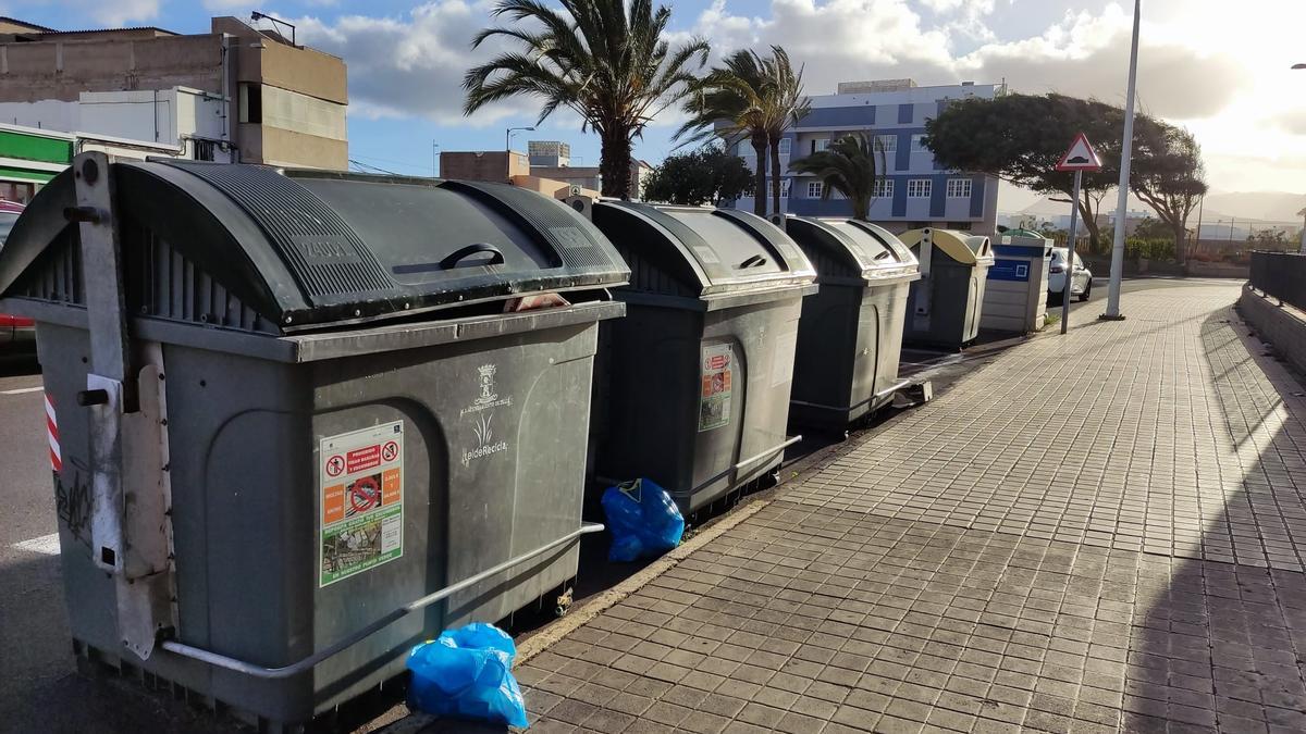 Cerca de estos contenedores de Las Remudas, el fallecido había sido visto durmiendo en alguna ocasión.