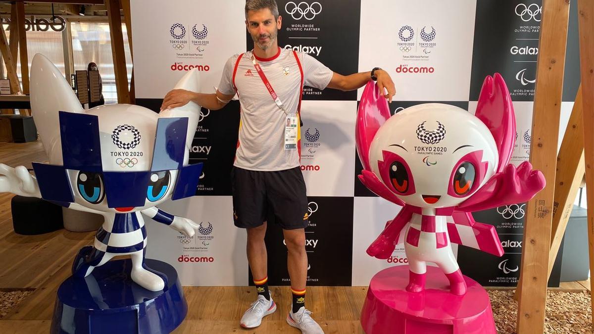 Héctor Catalá, con las mascotas de estos Juegos