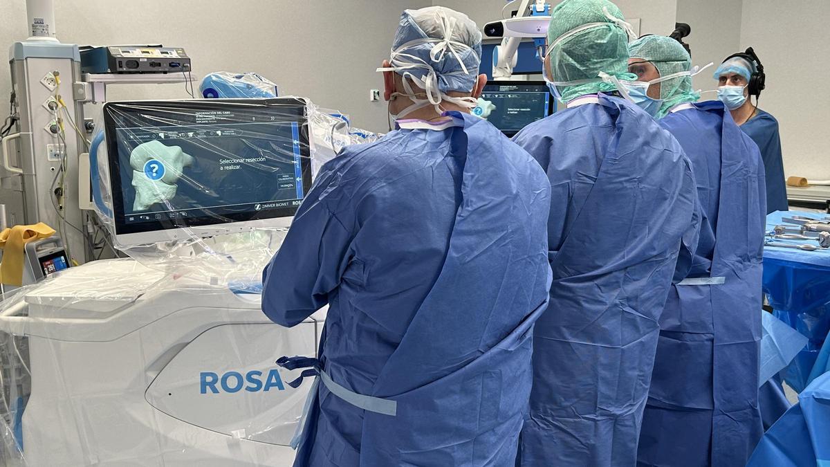 Los sanitarios de Sant Joan de Déu en plena intervención con el robot ROSA.