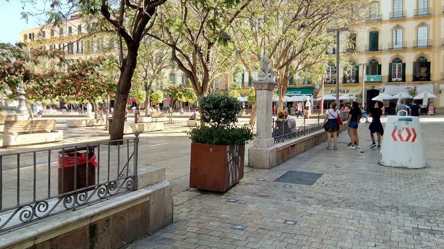 Cuatro leones en total custodian los laterales de la plaza de la Merced. Falta uno, junto con el correspondiente pedestal porque a la obra le salieron fisuras tras alguna gamberrada, se le rompieron las patas y se desencajó de la base.