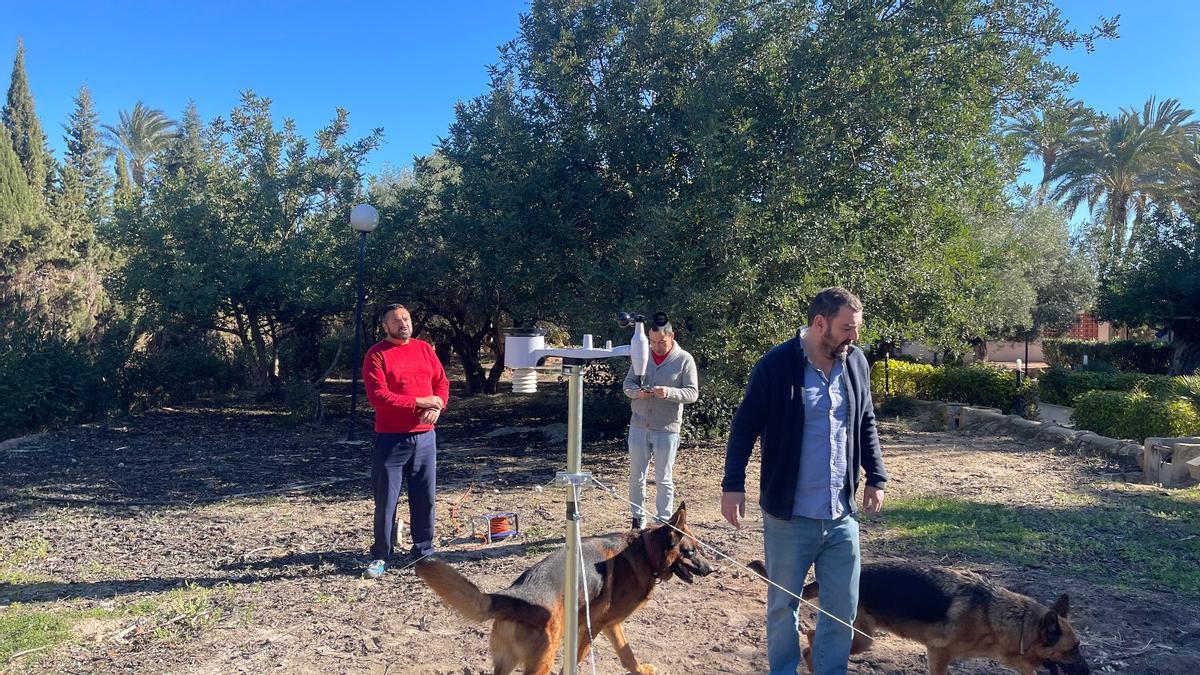 Javier Sempere junto a colaboradores del proyecto durante la instalación de uno de los observatorios