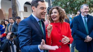 La vicepresidenta primera del Gobierno y ministra de Hacienda, María Jesús Montero, saluda al presidente de la Junta de Andalucía, Juanma Moreno.