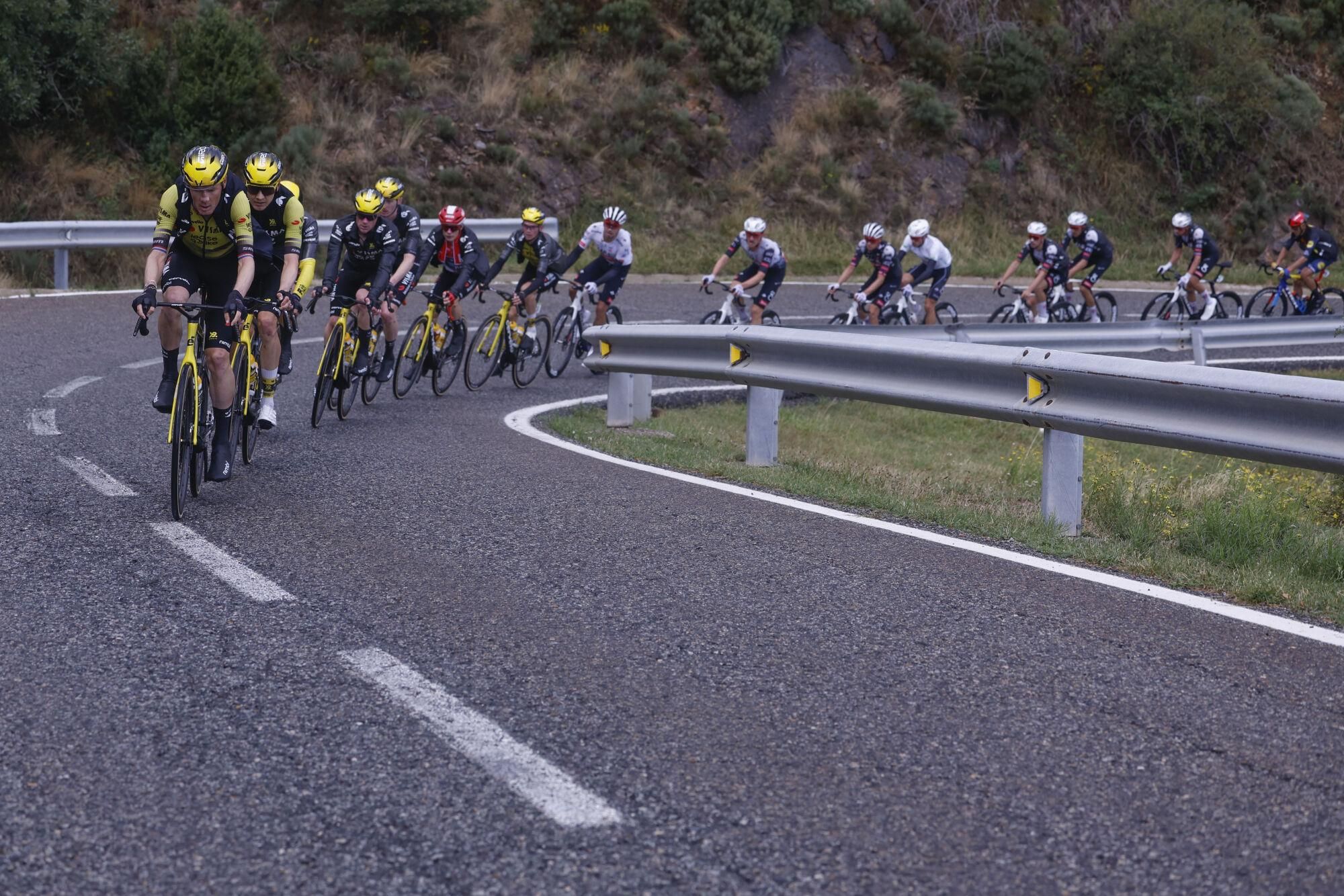 OLOT (GIRONA), 28/08/2025.- Sexta etapa de La Vuelta a España, este jueves, en la primera etapa de montaña con un recorrido de 171 kilómetros entre Olot (Girona) y Pal (Andorra). EFE/ Javier Lizón
