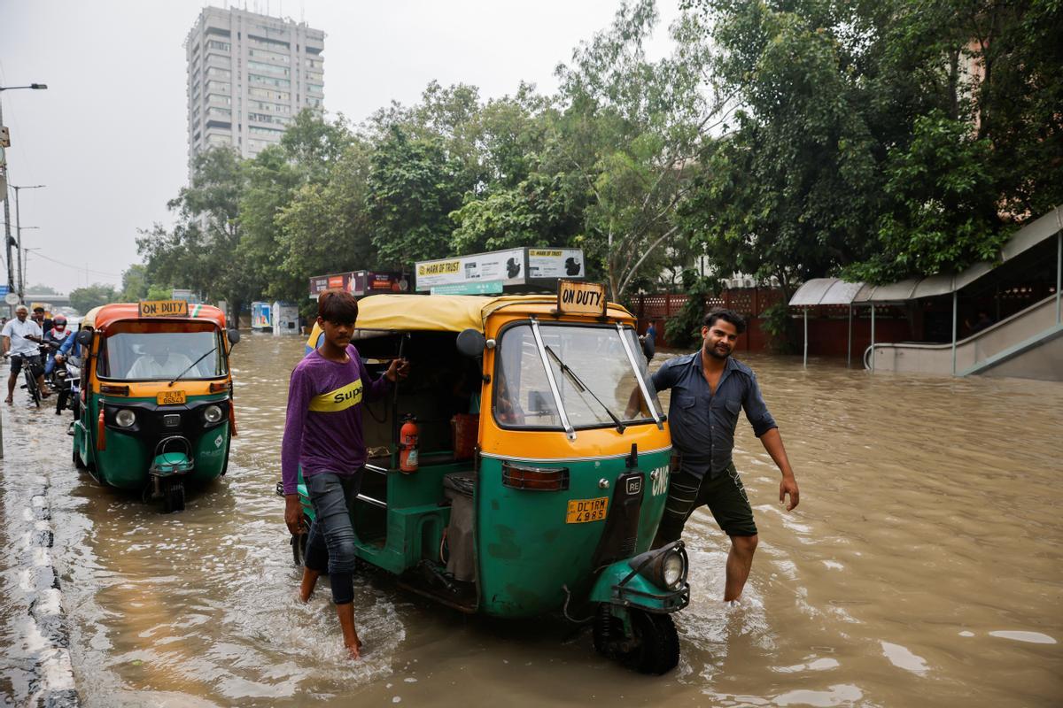 El río Yamuna se ha desbordado debido a las lluvias monzónicas en Nueva Delhi.