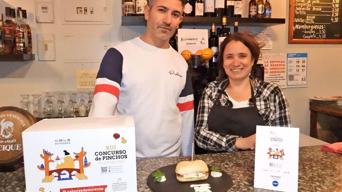 Ángel y Lis, de O Trasno, con el pincho “Travieso”. |   // FERNANDO CASANOVA