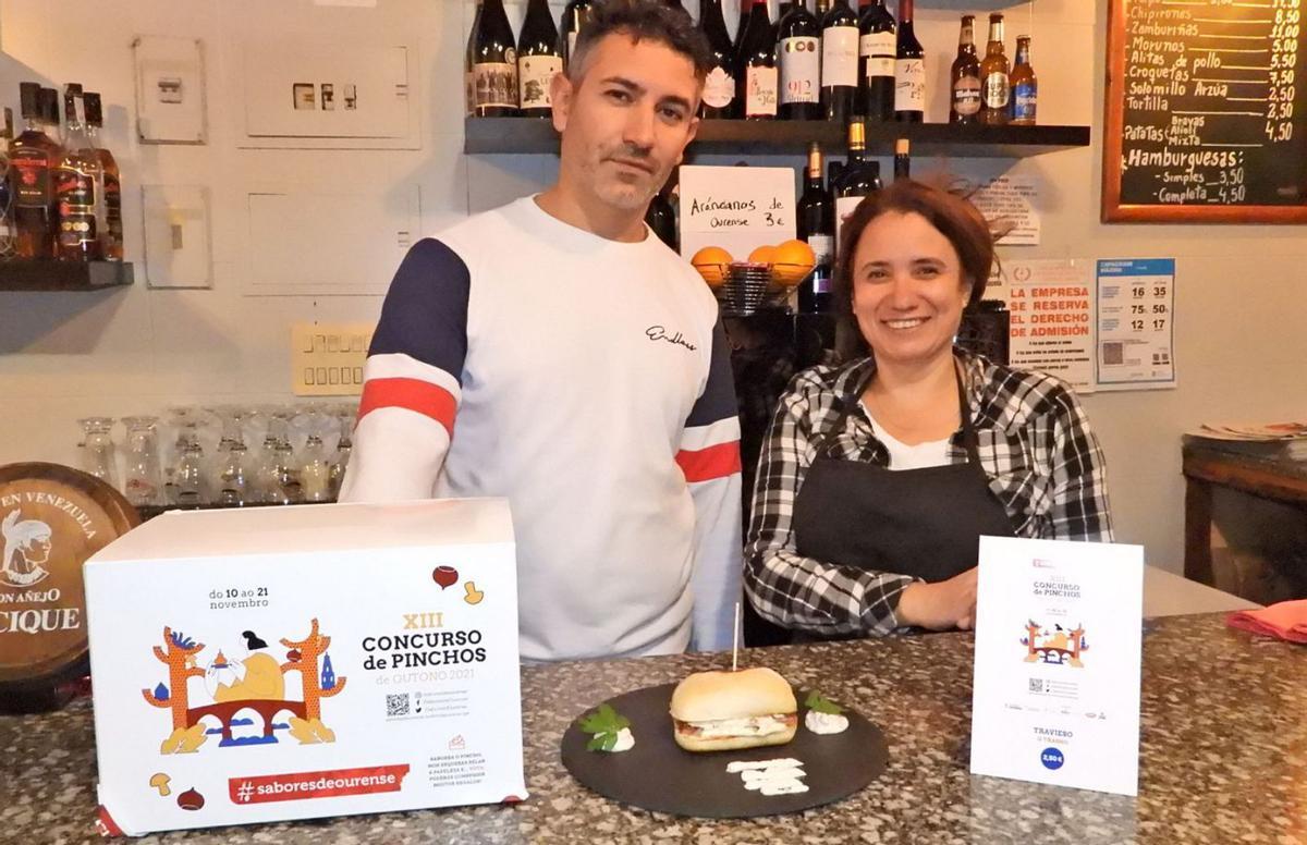 Ángel y Lis, de O Trasno, con el pincho “Travieso”. | // FERNANDO CASANOVA