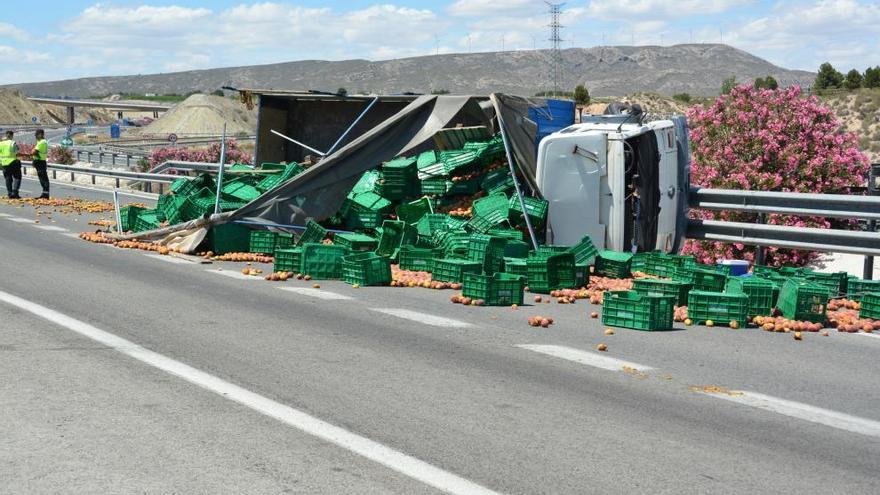 El camión ha volcado a la altura de Cieza