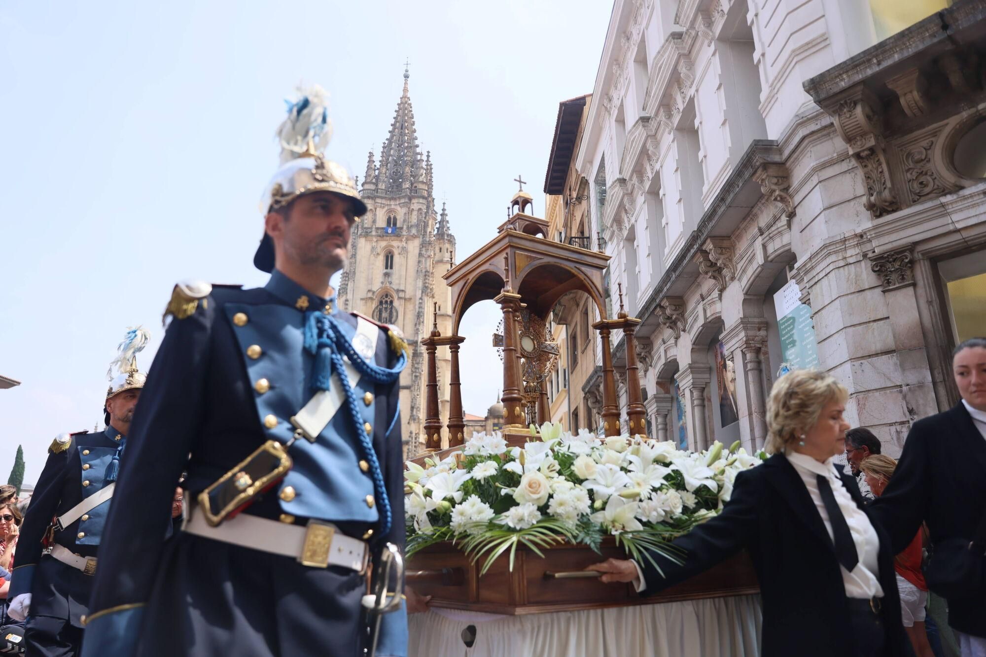 Así fue la misa del Corpus Christi en la catedral de Oviedo.
