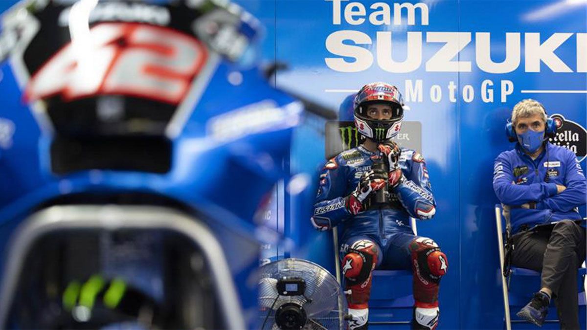 Alex Rins, en el box de su equipo