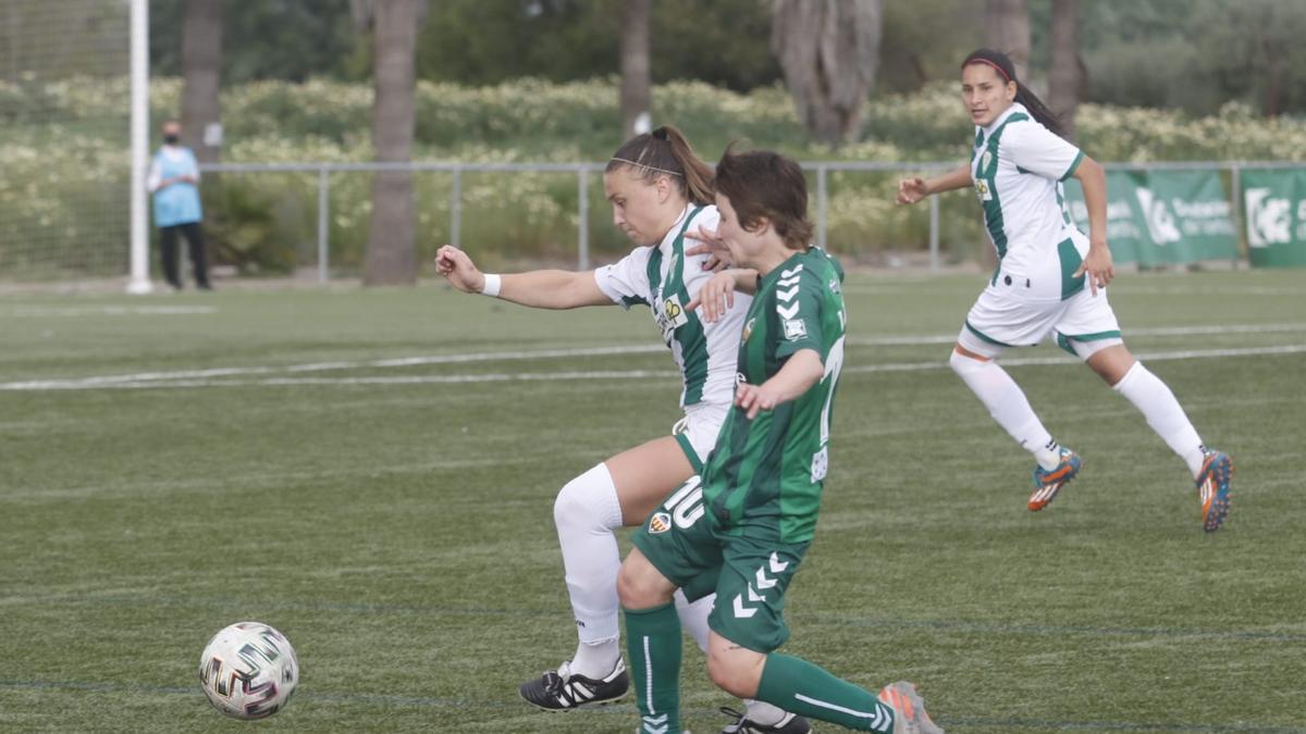 Celia Fernández (Córdoba CF) pugna con Iris.