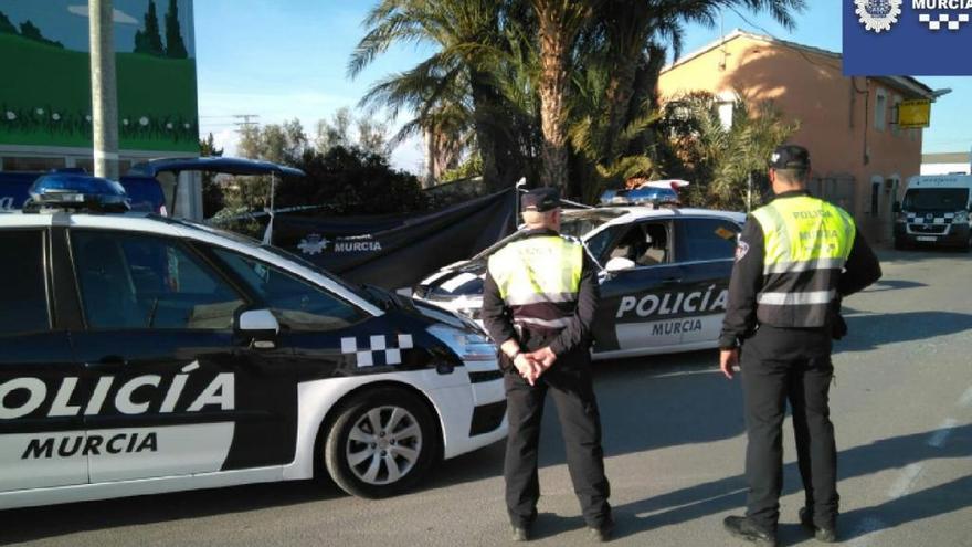 Agentes de la Policía Local intervienen en el suceso.