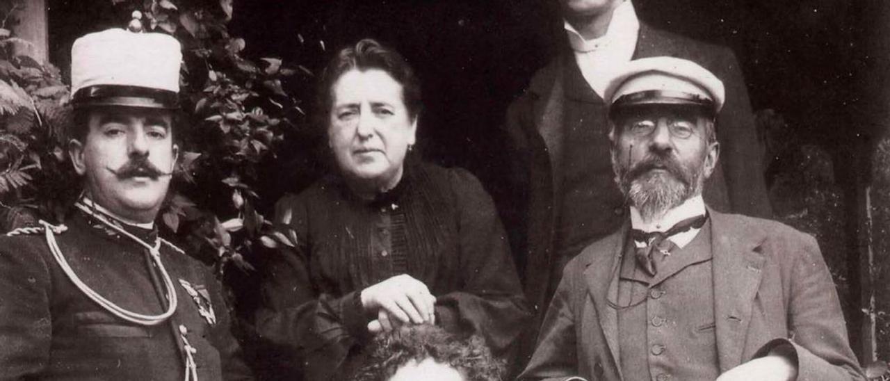Por la izquierda, José Gómez, Manuela Gómez y sus hijos Mario, Manuel y María hacia 1910. | Colección de fotos del Muséu del Pueblu d’Asturies.