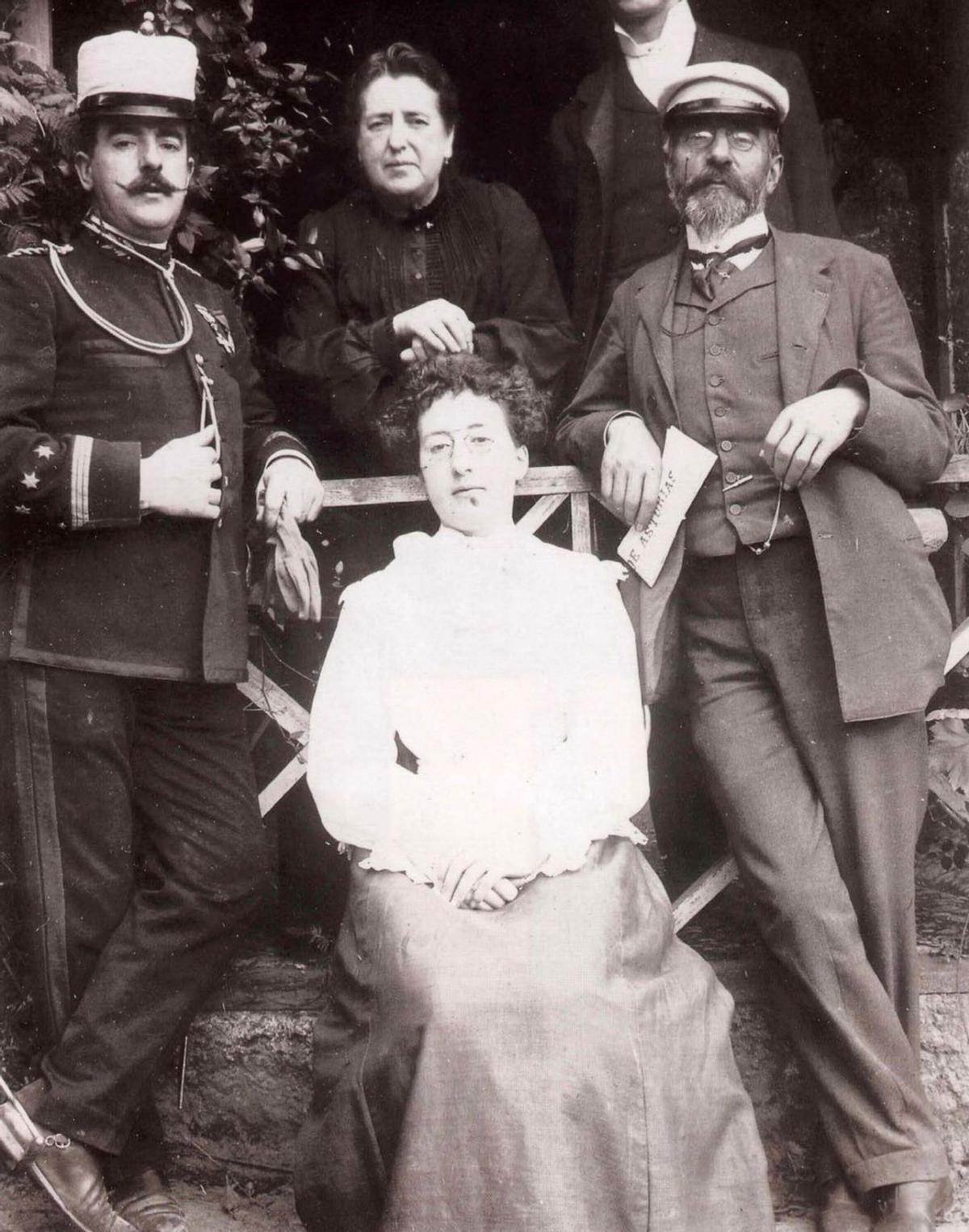 Por la izquierda, José Gómez, Manuela Gómez y sus hijos Mario, Manuel y María hacia 1910. | Colección de fotos del Muséu del Pueblu d’Asturies.