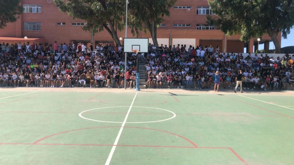 Los alumnos esperando en el patio la llegada de la Reina