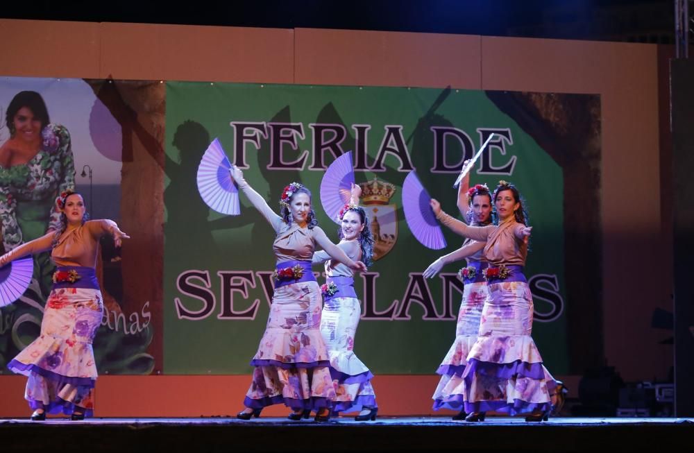 La Feria de Sevillanas 2017 comenzó anoche con una gran afluencia de público, actuaciones flamencas y de sevillanas, gastronomía y casetas, en el recinto portuario de Torrevieja