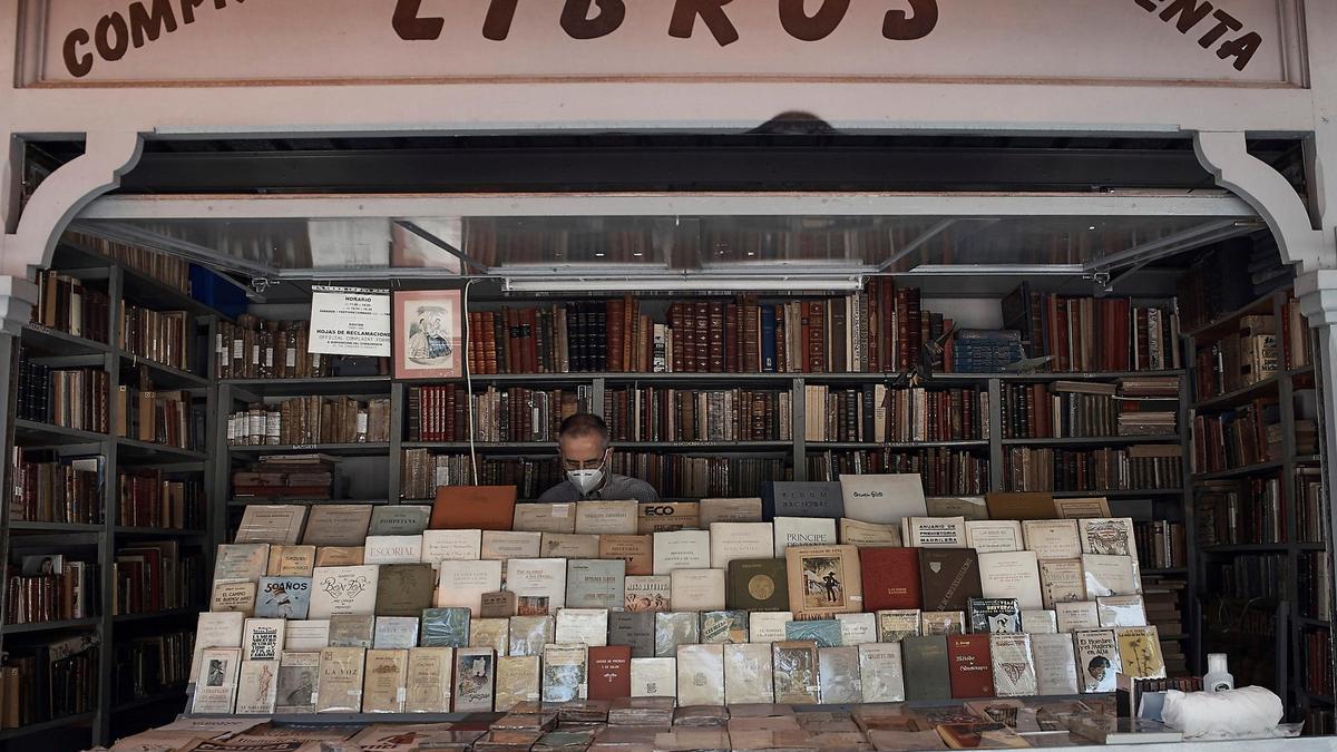 Puesto de compraventa de libros en el Rastro de Madrid.