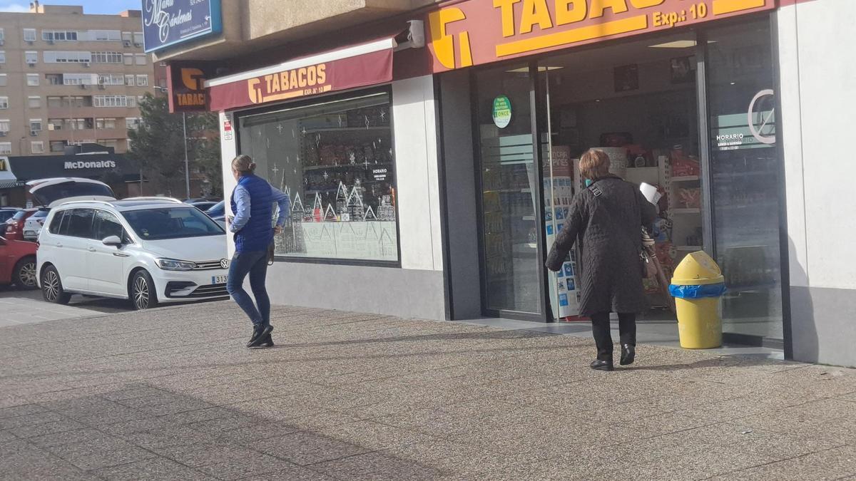 Estanco de la avenida María Auxiliadora donde los dos detenidos han intentado acceder mediante un butrón, sin éxito.
