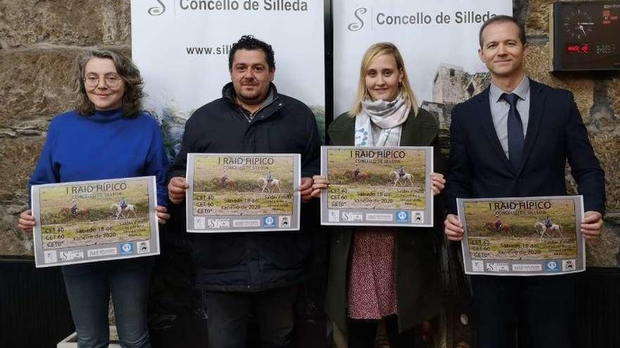 Mónica González, Óscar Fontao, Estefanía Taín y Ricardo Durán, con los carteles del evento.