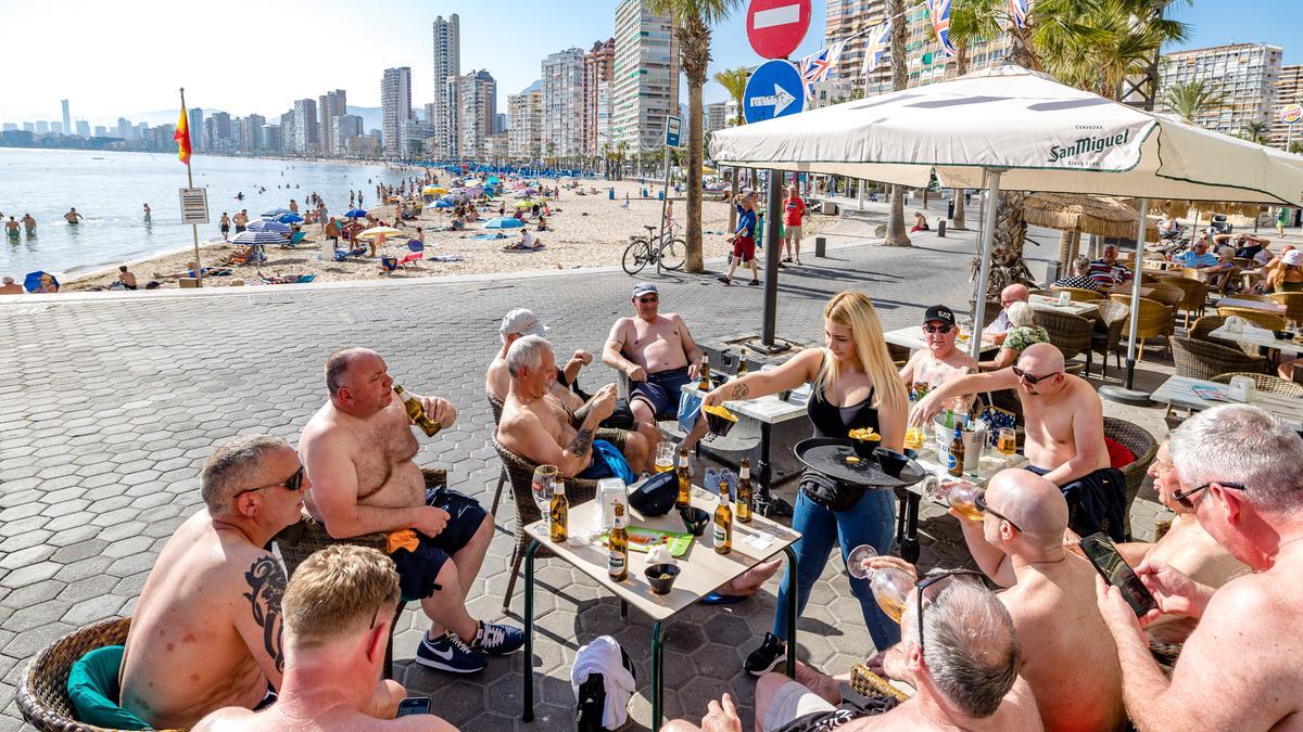 Ambiente en las terrazas de Benidorm, la ciudad que ha recuperado esplendor este primavera