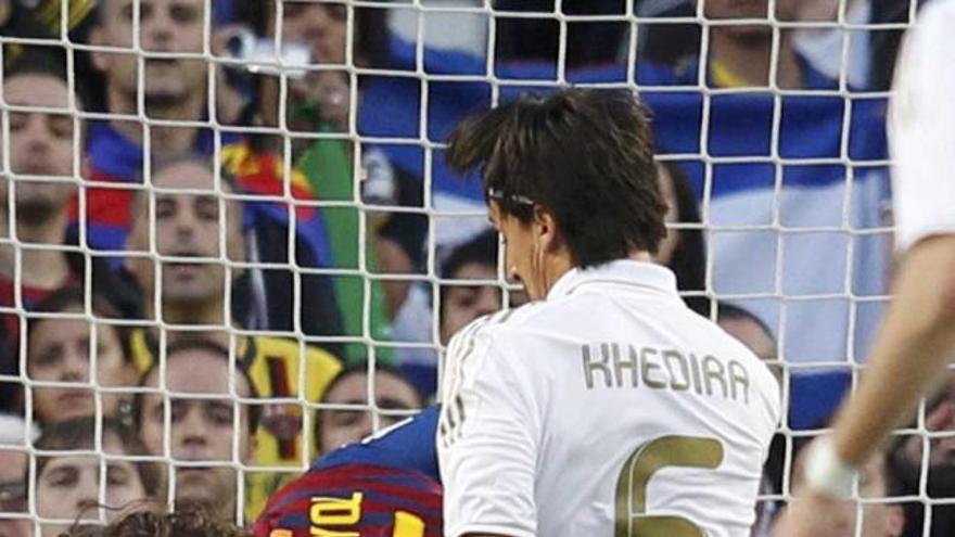 El alemán Khedira se adelanta a Puyol en la acción que supuso el primer gol del Madrid en el Camp Nou. | reuters