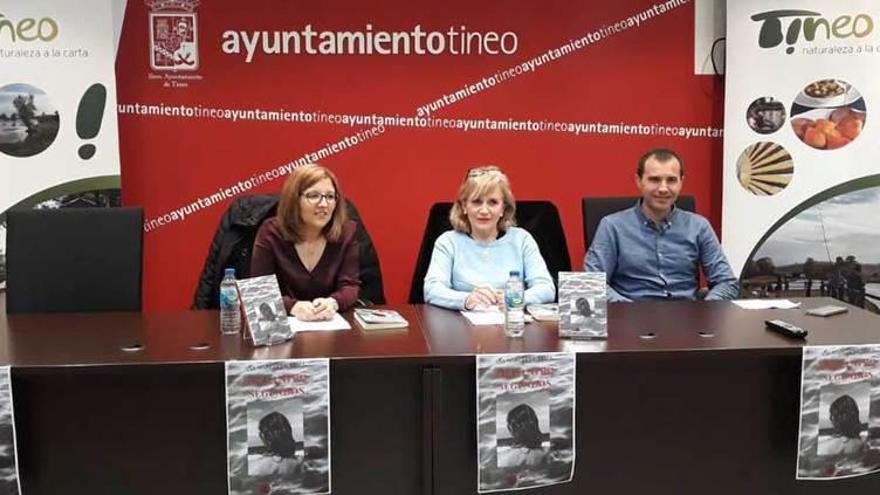 Tineo descubre la nueva novela de Ana García de Loza