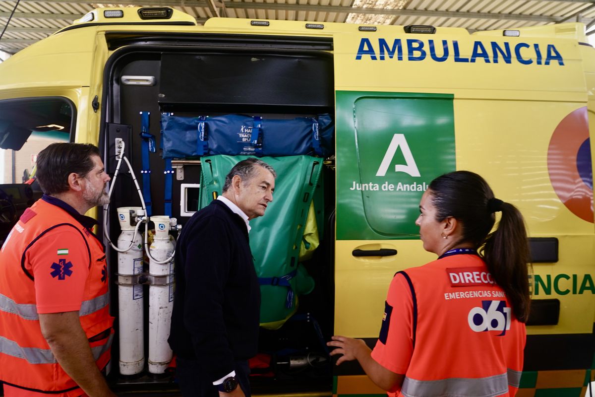 Sanz visita el Centro Coordinador de Emergencias del 061 en Málaga