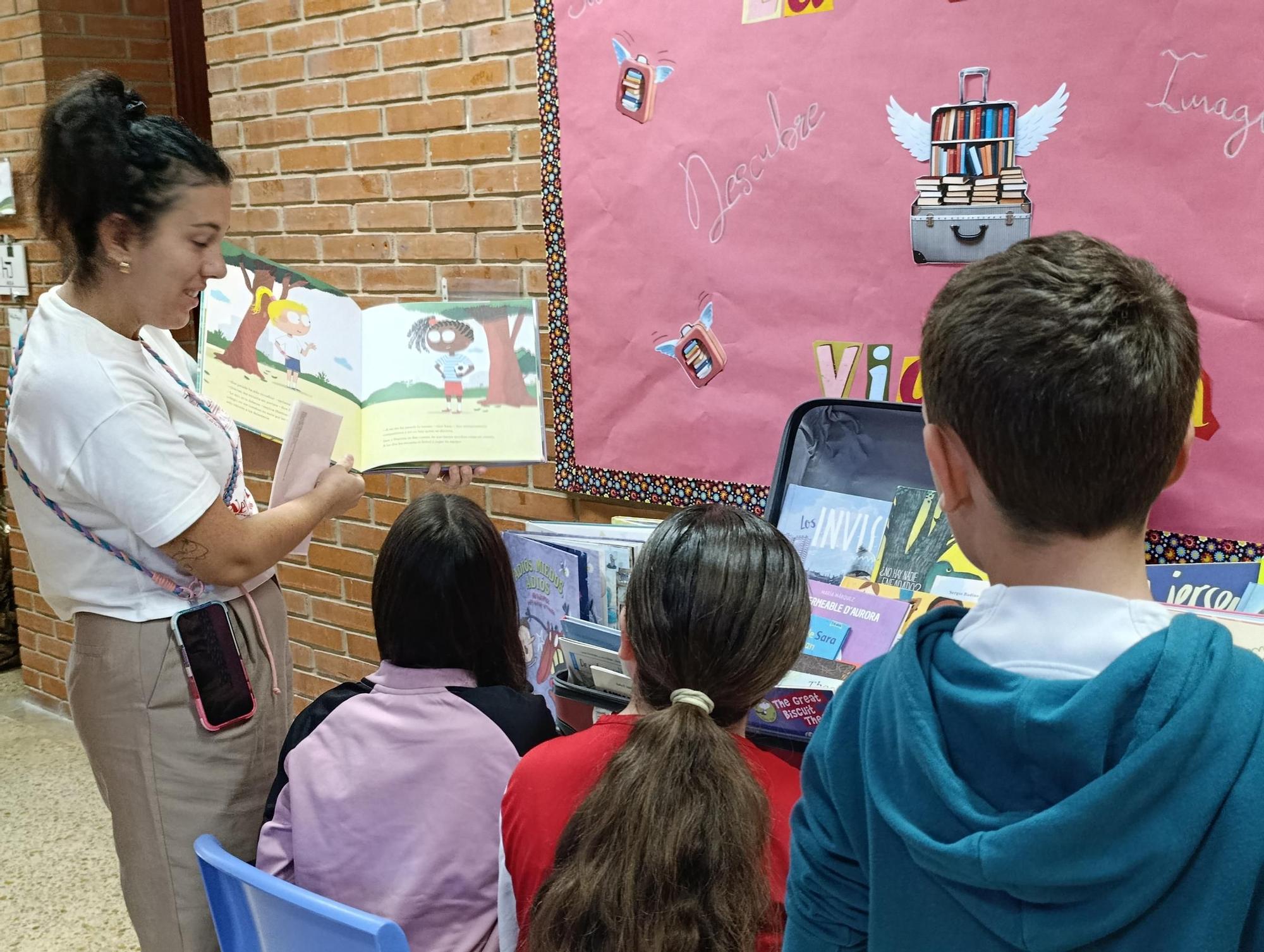 En Llanera los libros viajan en una maleta
