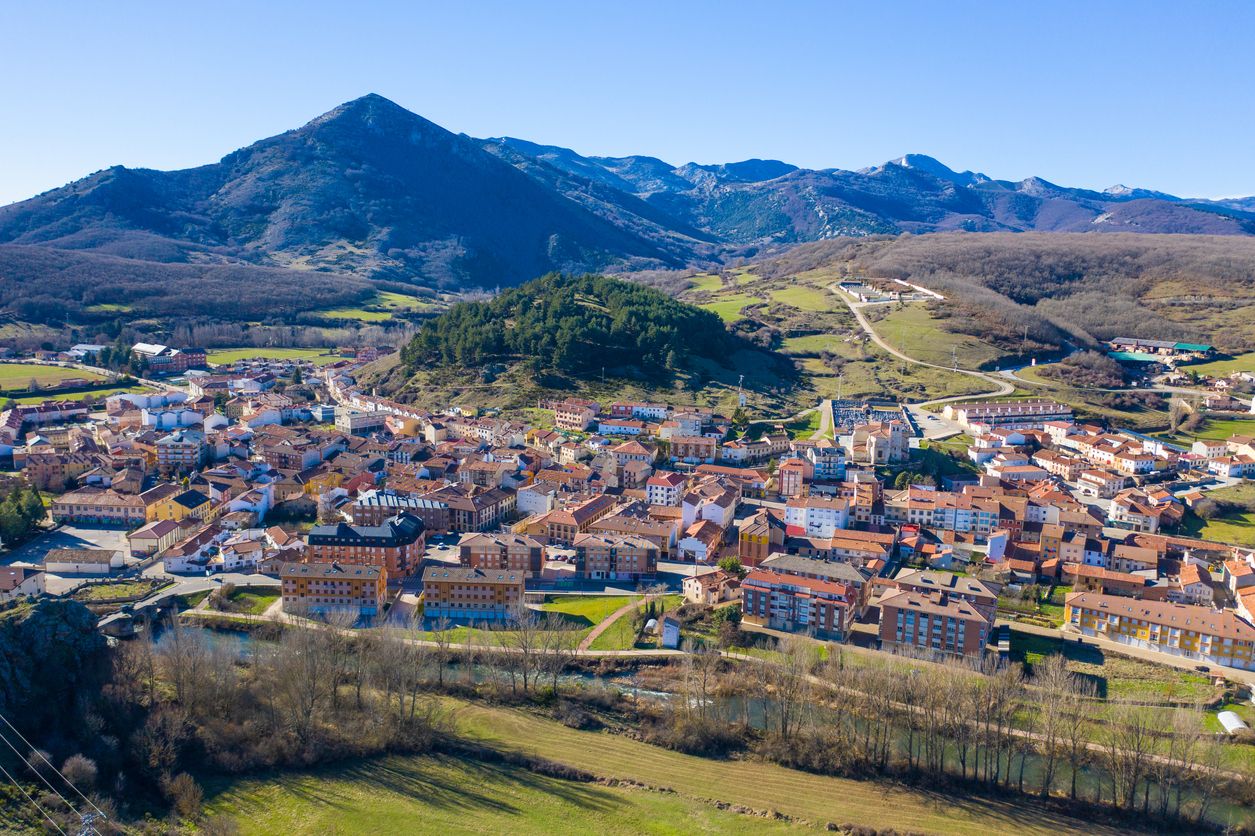 Vista aérea en Cervera de Pisuerga, Palencia, Castilla y León, España.