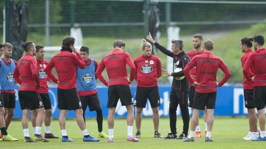 Martí se dirige a los futbolistas en Abegondo.