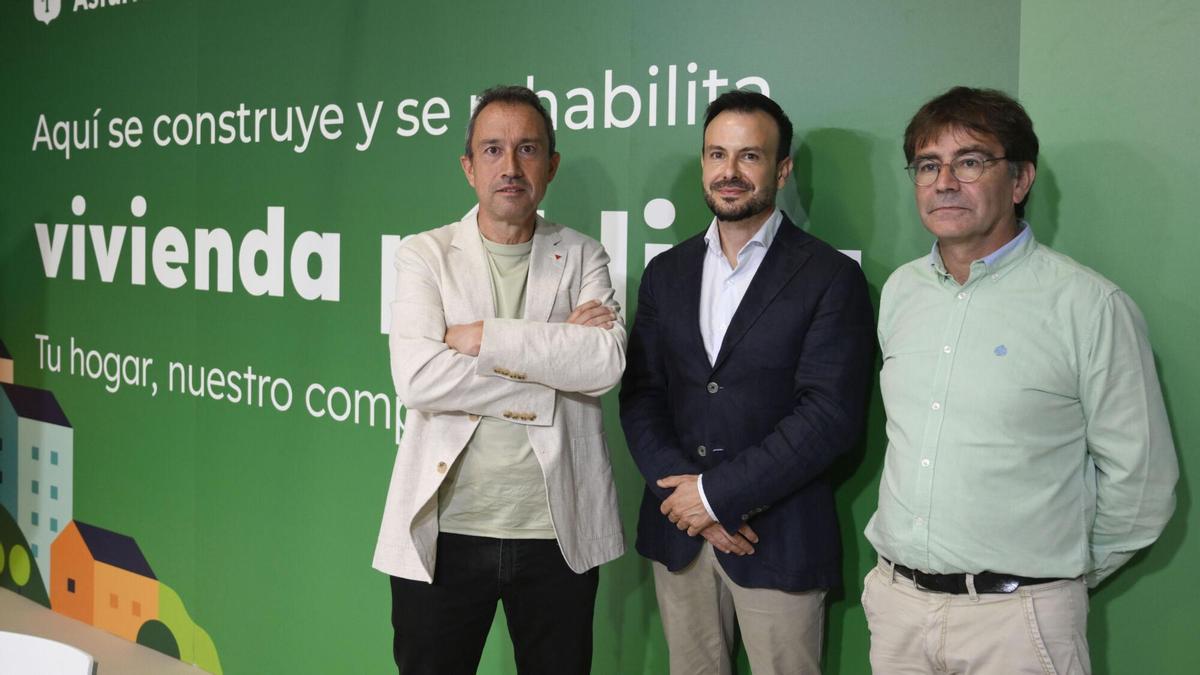 El consejero de Ordenación de Vivienda, Ovidio Zapico; el director general de Vivienda, Jesús Daniel Sánchez; y el alcalde Cabrales, José Sánchez Díaz.