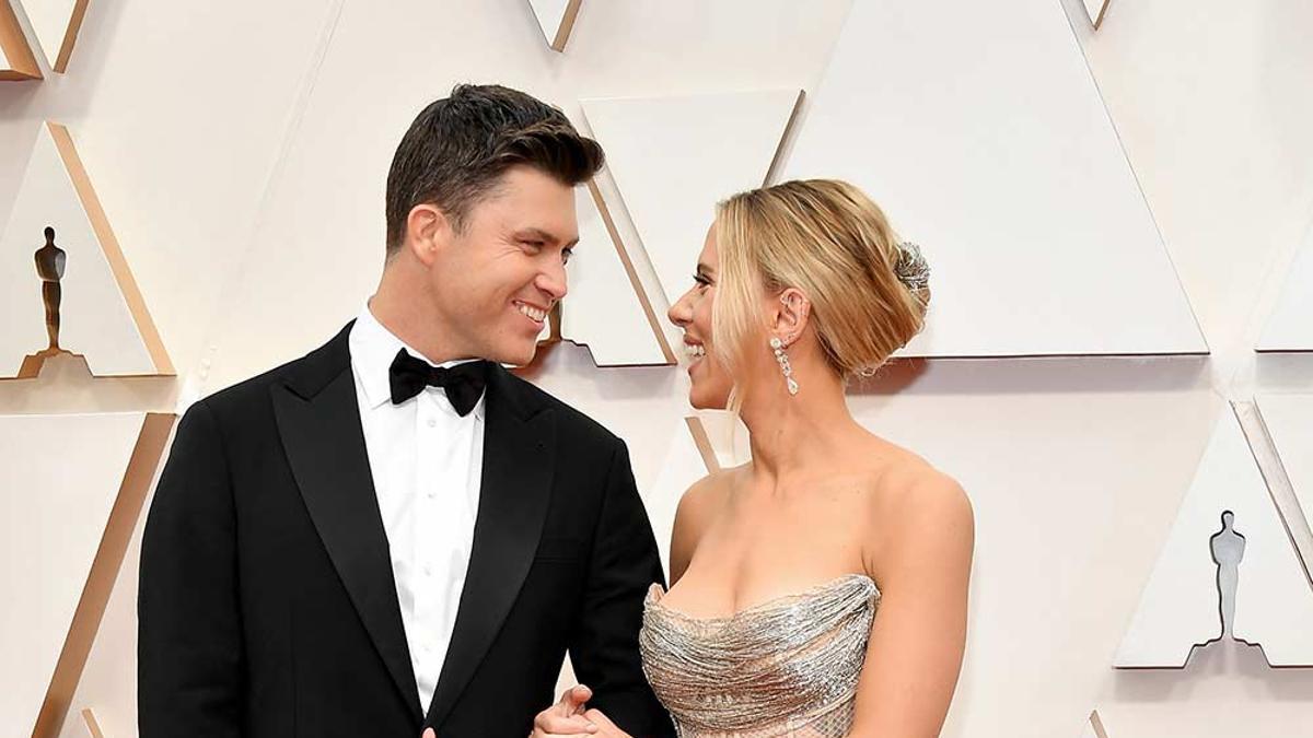 Colin Jost y Scarlett Johansson posaron así de felices en la ceremonia de los Oscar de 2020