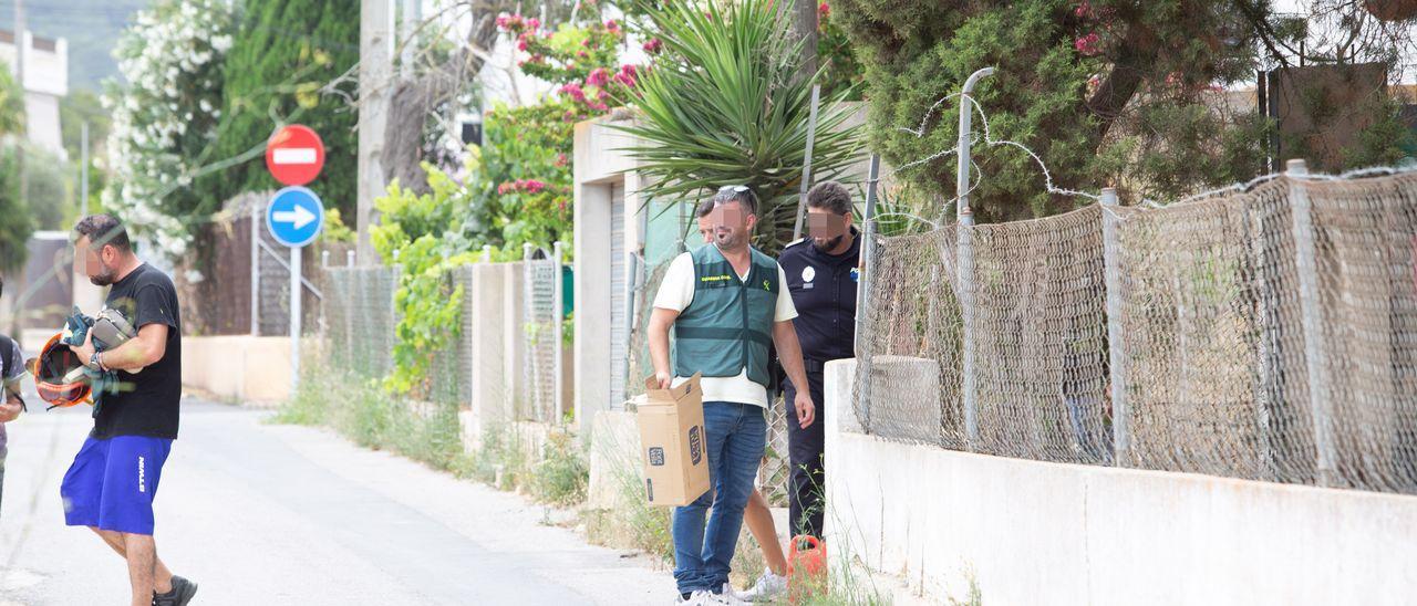 Policía y Guardia Civil, durante el registro de la casa okupa de Sant Antoni, esta mañana.