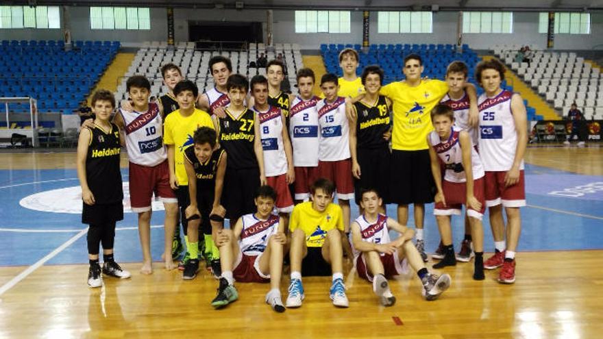 Los jugadores del Heidelberg y del NCS Alcobendas al final del partido.